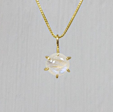 Dit prachtige collier is gemaakt van maansteen met daaromheen verguld zilver. Ook het kettinkje zelf is van verguld zilver. Combineer 'm met een bijpassende ring en oorbel om de look compleet te maken!